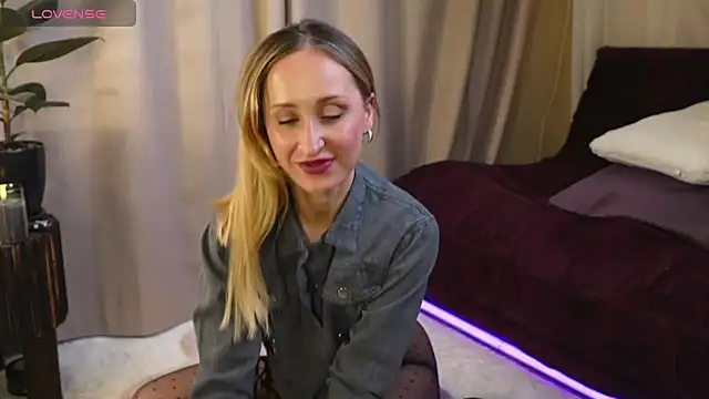 Emely Moon online show from April 7, 2026, 6:41 pm