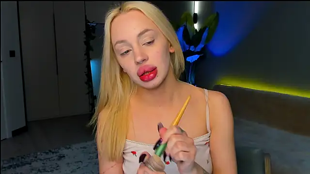 Luna Beverly online show from March 30, 2026, 8:32 pm