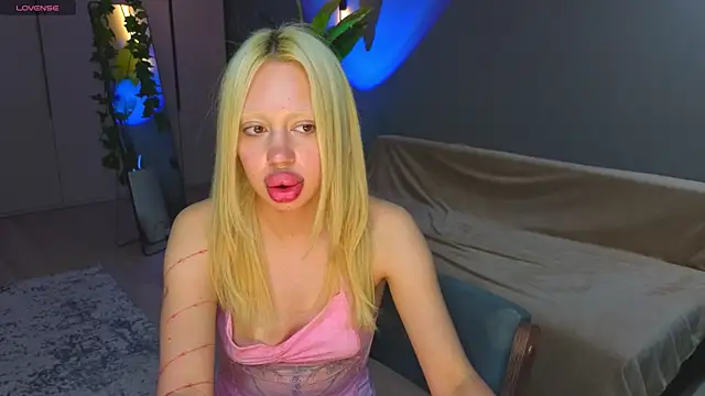 Snapshot of Luna_Beverly chatting on June 8, 2026, 1:28 am Luna Beverly online show from June 8, 2026, 1:28 am