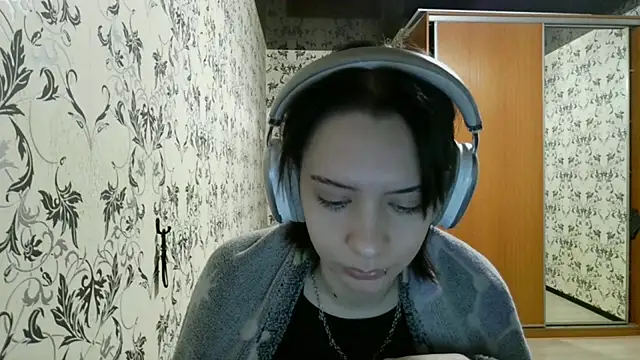 LxayBloom online show from April 15, 2026, 2:40 am