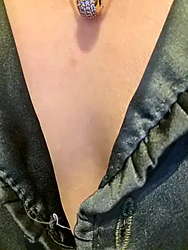 Snapshot of moon_baby99 chatting on January 14, 2026, 8:31 am moon baby99 online show from January 14, 2026, 8:31 am