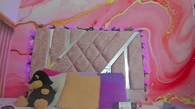 Snapshot of emily_velvet__ chatting on February 16, 2026, 6:04 pm emily velvet online show from February 16, 2026, 6:04 pm