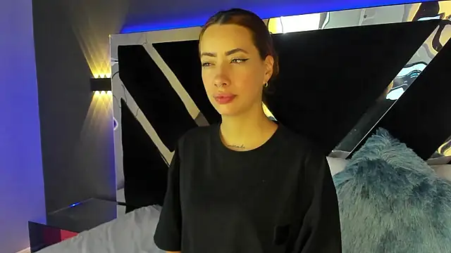 Snapshot of LolaGray__ chatting on January 18, 2026, 5:39 pm LolaGray online show from January 18, 2026, 5:39 pm