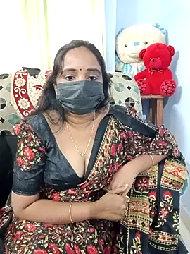 Snapshot of Tinarosy13 chatting on February 9, 2026, 9:35 am Tinarosy13 online show from February 9, 2026, 9:35 am