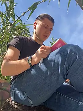 allee2206 online show from March 30, 2026, 9:10 am