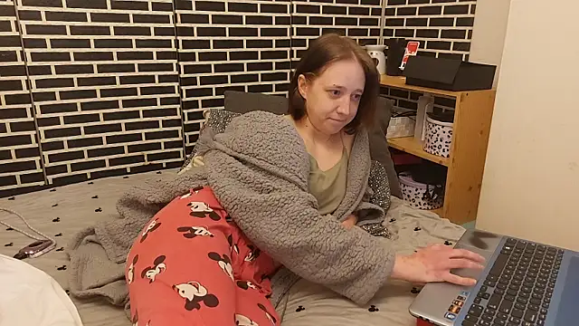 Spatgirl online show from February 14, 2026, 9:22 pm