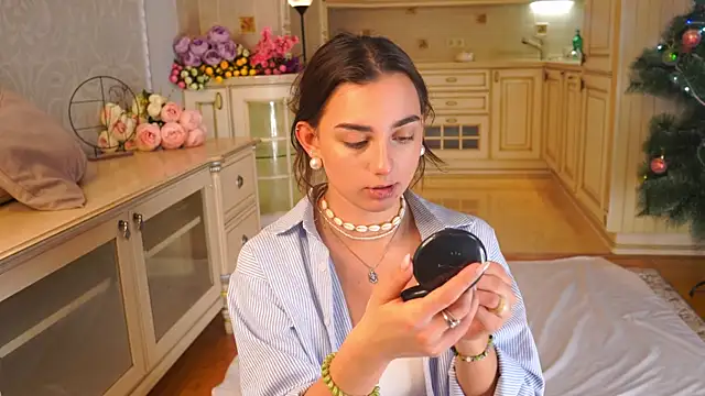 Snapshot of MinnaShummon chatting on January 10, 2026, 10:17 am MinnaShummon online show from January 10, 2026, 10:17 am