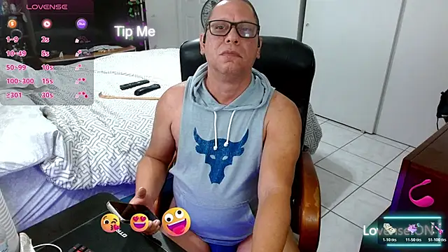 Snapshot of Daddy_1970 chatting on April 1, 2026, 7:53 am Daddy 1970 online show from April 1, 2026, 7:53 am