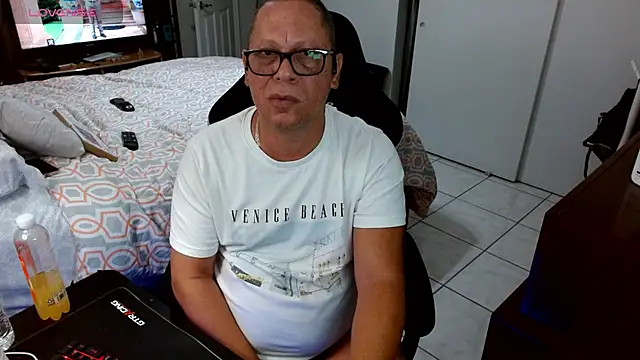 Snapshot of Daddy_1970 chatting on April 15, 2026, 8:20 pm Daddy 1970 online show from April 15, 2026, 8:20 pm