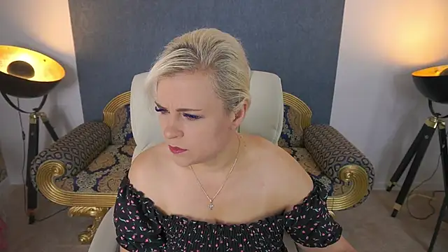 Snapshot of CrystalVibe chatting on April 28, 2026, 5:23 am CrystalVibe online show from April 28, 2026, 5:23 am