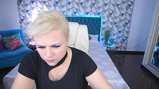 Snapshot of CrystalVibe chatting on May 27, 2026, 6:10 am CrystalVibe online show from May 27, 2026, 6:10 am