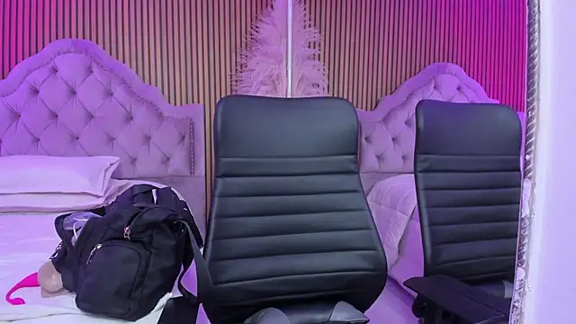 Violett hott  online show from March 9, 2026, 12:42 pm