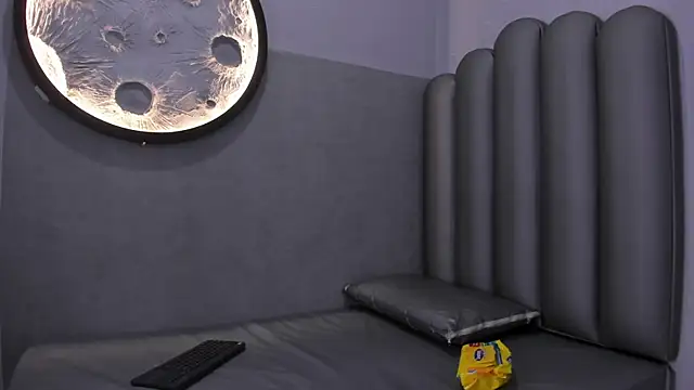 Snapshot of Luna__02 chatting on February 18, 2026, 12:01 pm Luna 02 online show from February 18, 2026, 12:01 pm