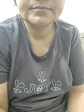 piryasharma005 online show from April 13, 2026, 7:41 pm