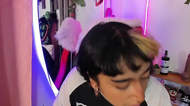 MeowMota  online show from May 19, 2026, 6:25 pm