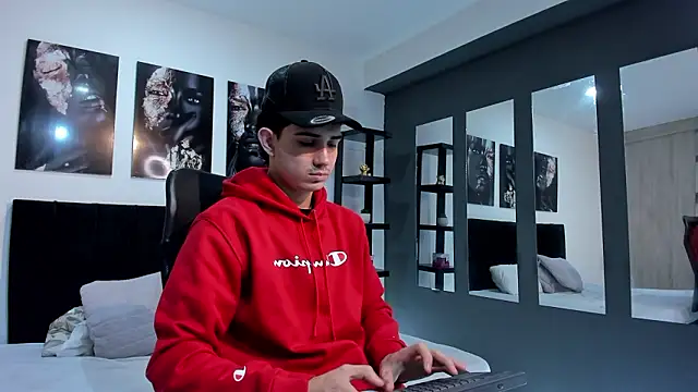 Snapshot of Alejo_Grey chatting on January 15, 2026, 12:43 pm Alejo Grey online show from January 15, 2026, 12:43 pm