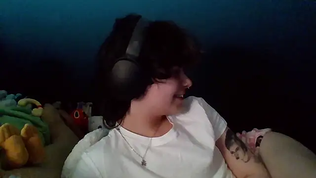 quwuinnie333 online show from January 15, 2026, 3:11 am