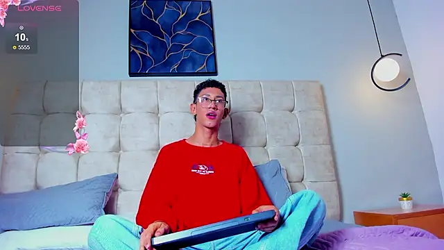 twink royale18 online show from February 10, 2026, 6:12 pm