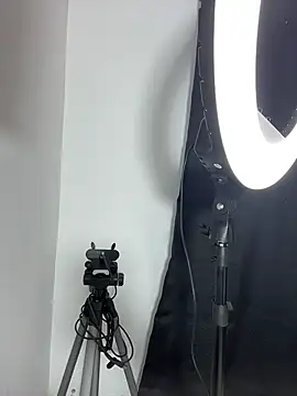 LeslyCooper1 online show from February 14, 2026, 7:32 pm