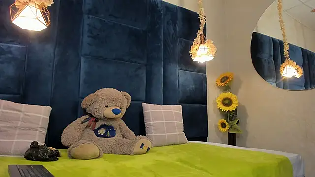 Laura Miller1 online show from April 13, 2026, 9:31 pm