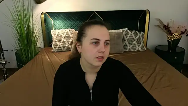 Snapshot of MikaFoxy chatting on April 2, 2026, 5:05 am MikaFoxy online show from April 2, 2026, 5:05 am