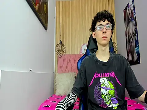 Snapshot of Syriussz chatting on February 19, 2026, 7:32 pm Syriussz online show from February 19, 2026, 7:32 pm