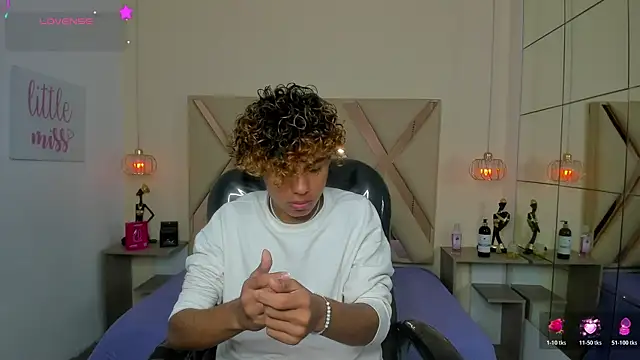 Snapshot of Anyelo_Twink chatting on June 10, 2026, 3:39 am Anyelo Twink online show from June 10, 2026, 3:39 am