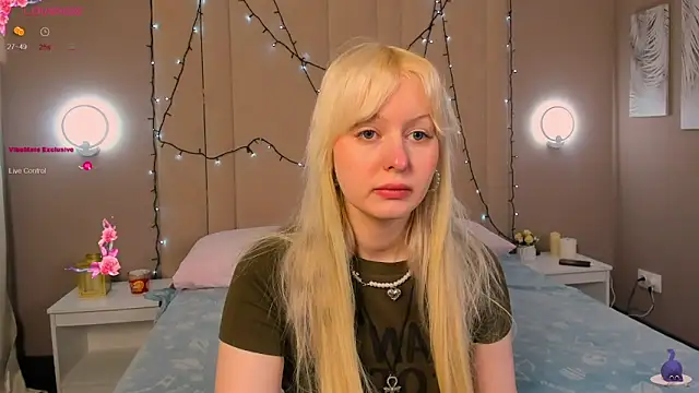 AdeleSilvy online show from April 8, 2026, 1:49 am