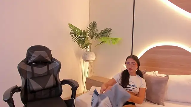 Snapshot of cataleya_castle chatting on February 20, 2026, 4:51 pm cataleya castle online show from February 20, 2026, 4:51 pm