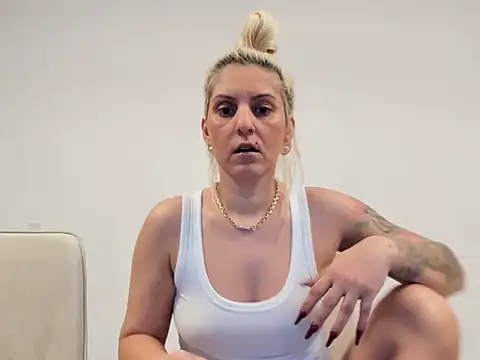 Snapshot of EvelynEvyyy chatting on February 5, 2026, 6:07 am EvelynEvyyy online show from February 5, 2026, 6:07 am