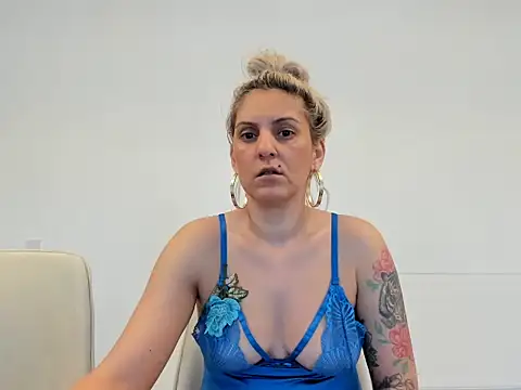 Snapshot of EvelynEvyyy chatting on February 24, 2026, 6:44 am EvelynEvyyy online show from February 24, 2026, 6:44 am