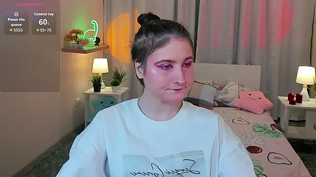 Snapshot of KiraDuvall chatting on January 12, 2026, 7:19 pm KiraDuvall online show from January 12, 2026, 7:19 pm