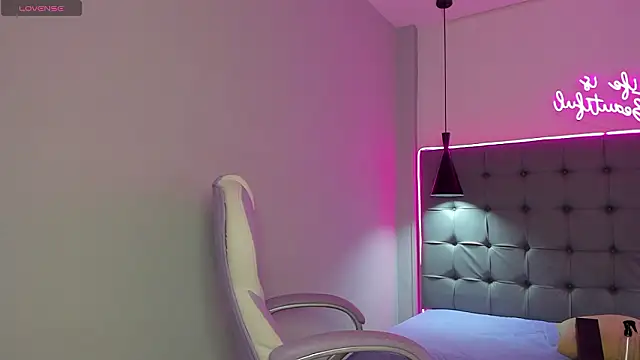 scarletcherry18 online show from February 10, 2026, 3:21 am