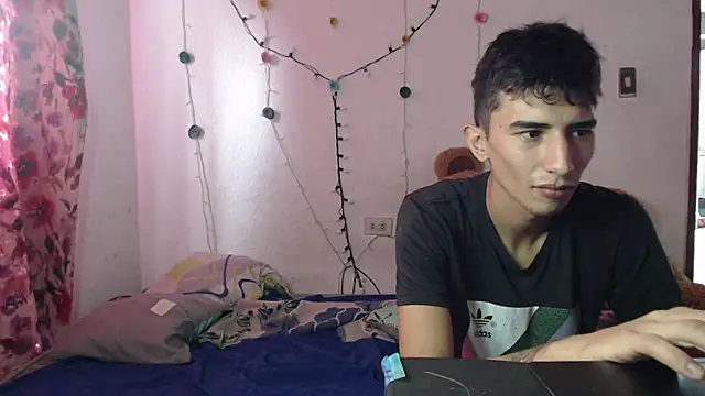 Chloe Candys online show from April 15, 2026, 4:36 pm