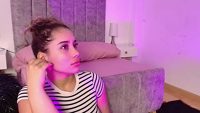 Snapshot of Lucy_Carson_ chatting on February 7, 2026, 3:43 am Lucy Carson online show from February 7, 2026, 3:43 am