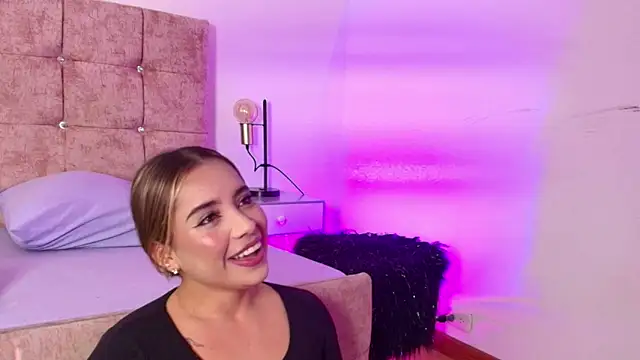 Snapshot of Lucy_Carson_ chatting on February 12, 2026, 4:07 am Lucy Carson online show from February 12, 2026, 4:07 am