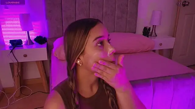 Lucy Carson  online show from March 26, 2026, 12:11 pm