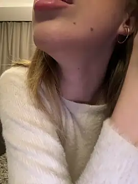 Snapshot of alexa-white chatting on February 25, 2026, 2:32 am alexa-white online show from February 25, 2026, 2:32 am