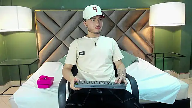 Snapshot of Salvattore_Muller chatting on February 17, 2026, 10:16 pm Salvattore Muller online show from February 17, 2026, 10:16 pm