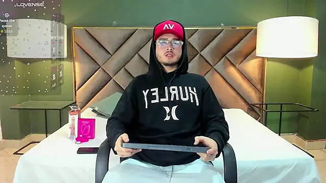 Snapshot of Salvattore_Muller chatting on February 24, 2026, 9:24 pm Salvattore Muller online show from February 24, 2026, 9:24 pm