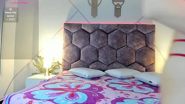 valeria becket online show from February 26, 2026, 8:08 pm