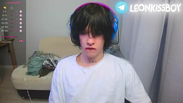 LeonBoykisser online show from April 10, 2026, 12:49 am