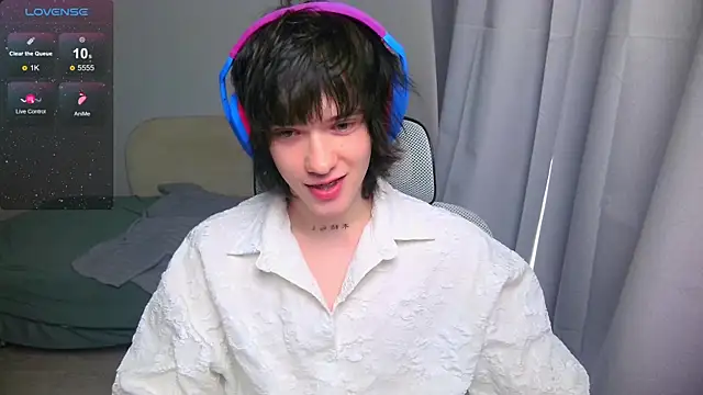 Snapshot of LeonBoykisser chatting on April 30, 2026, 2:18 am LeonBoykisser online show from April 30, 2026, 2:18 am