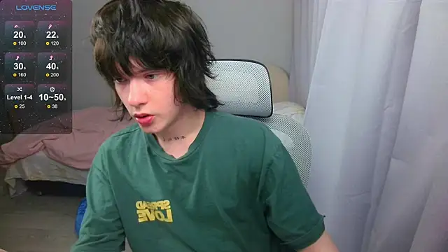 Snapshot of LeonBoykisser chatting on May 10, 2026, 5:07 pm LeonBoykisser online show from May 10, 2026, 5:07 pm