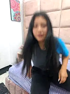 Snapshot of valenlopezz_ chatting on May 8, 2026, 5:24 am valenlopezz online show from May 8, 2026, 5:24 am