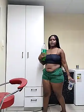 LUNAARXO1 online show from April 8, 2026, 11:43 am