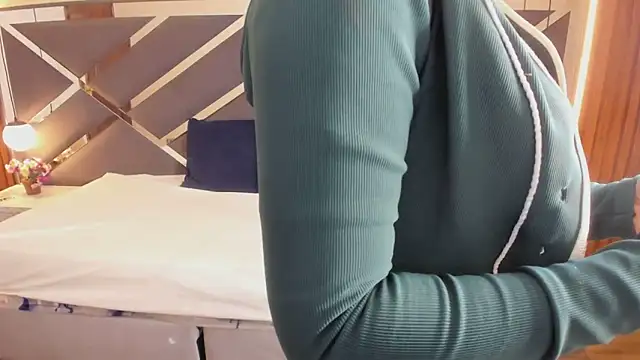 Ambarross  online show from March 4, 2026, 12:11 pm