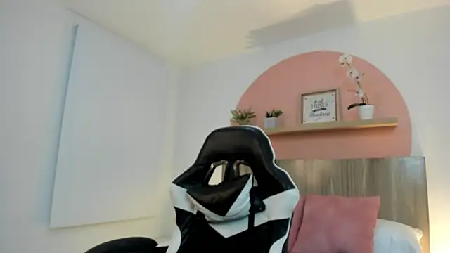 ivette swan online show from May 25, 2026, 7:53 pm
