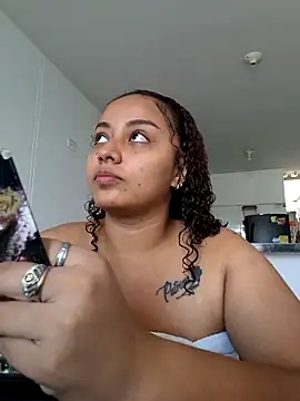 Snapshot of curly_girl_31 chatting on May 6, 2026, 8:36 pm curly girl 31 online show from May 6, 2026, 8:36 pm