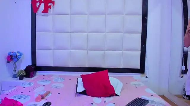 Catalinna 03 online show from April 18, 2026, 7:51 pm